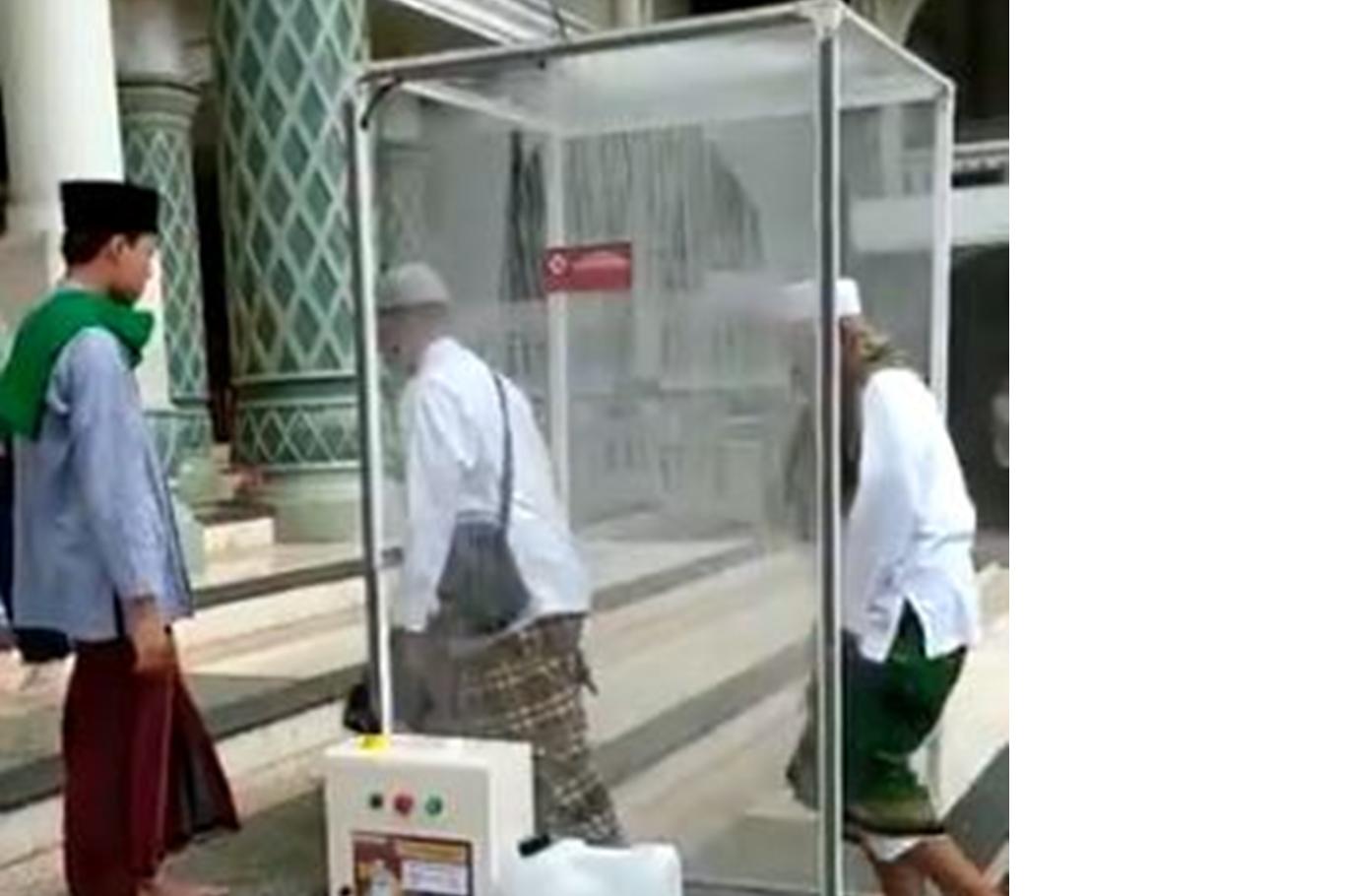 Endonezya’da Müslümanlar namaz öncesi dezenfekte oluyor